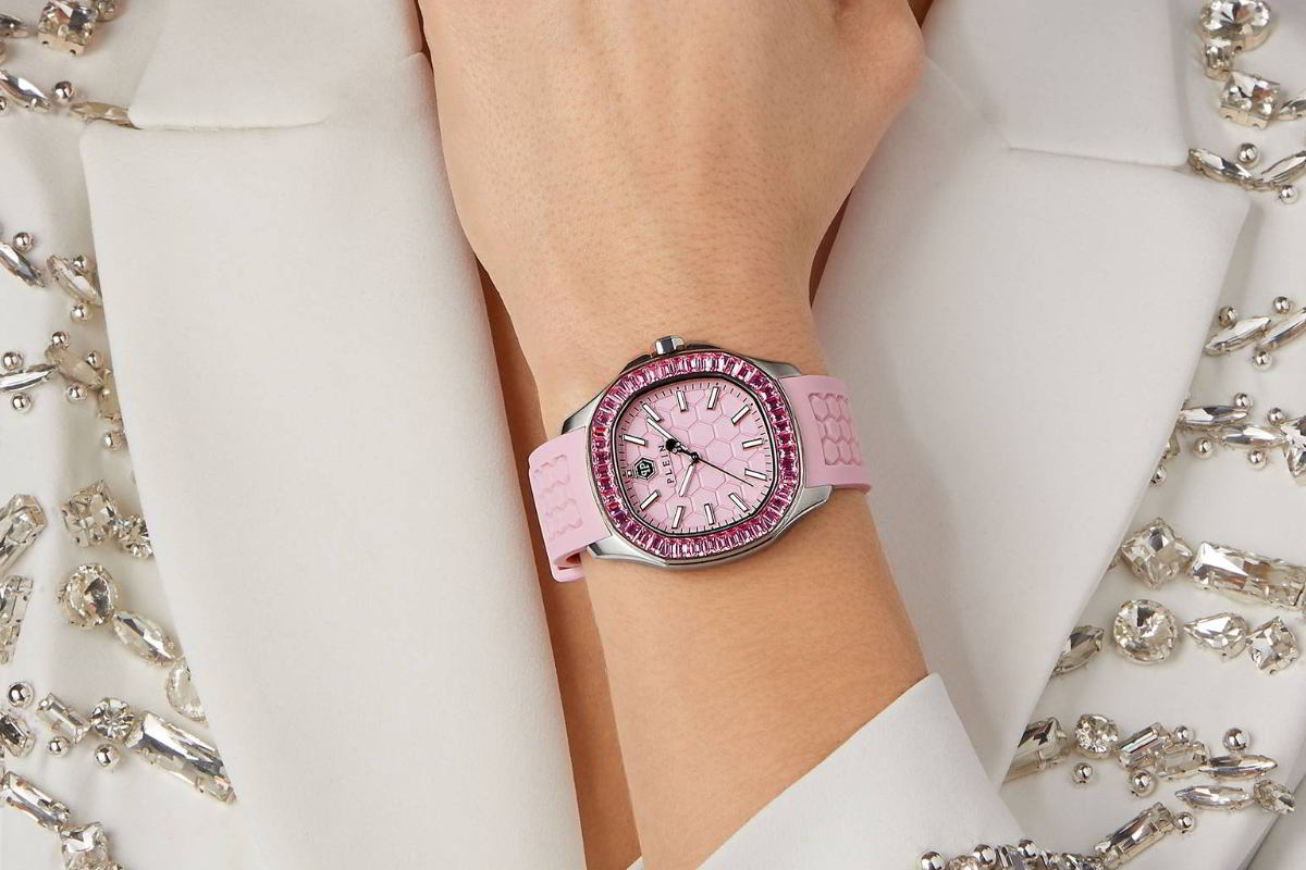 ست کردن ساعت فیلیپ پلین با جواهرات کلاسیک